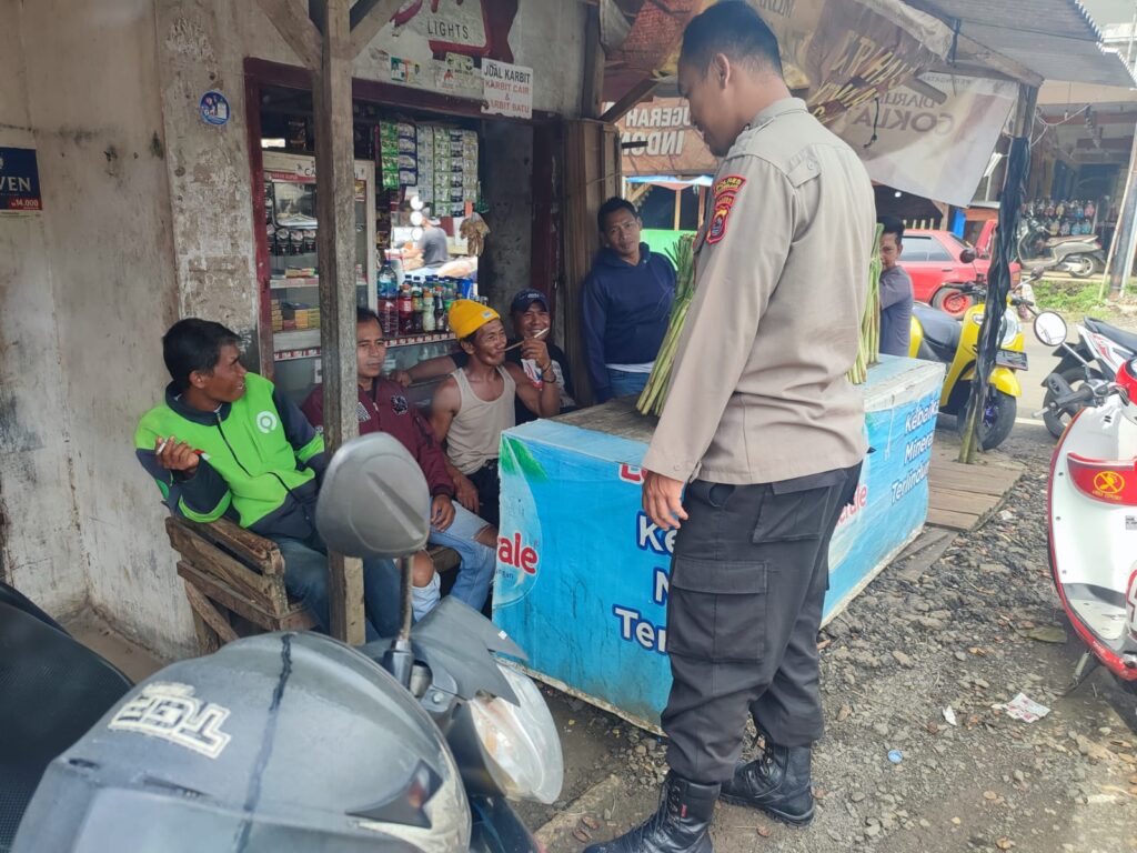 Polsek Cibaliung, Polres Pandeglang: Melaksanakan Door to Door Sistem untuk Menjalin Keakraban dan Menyerap Informasi Masyarakat 10 WhatsApp Image 2024 05 04 at 10.43.02