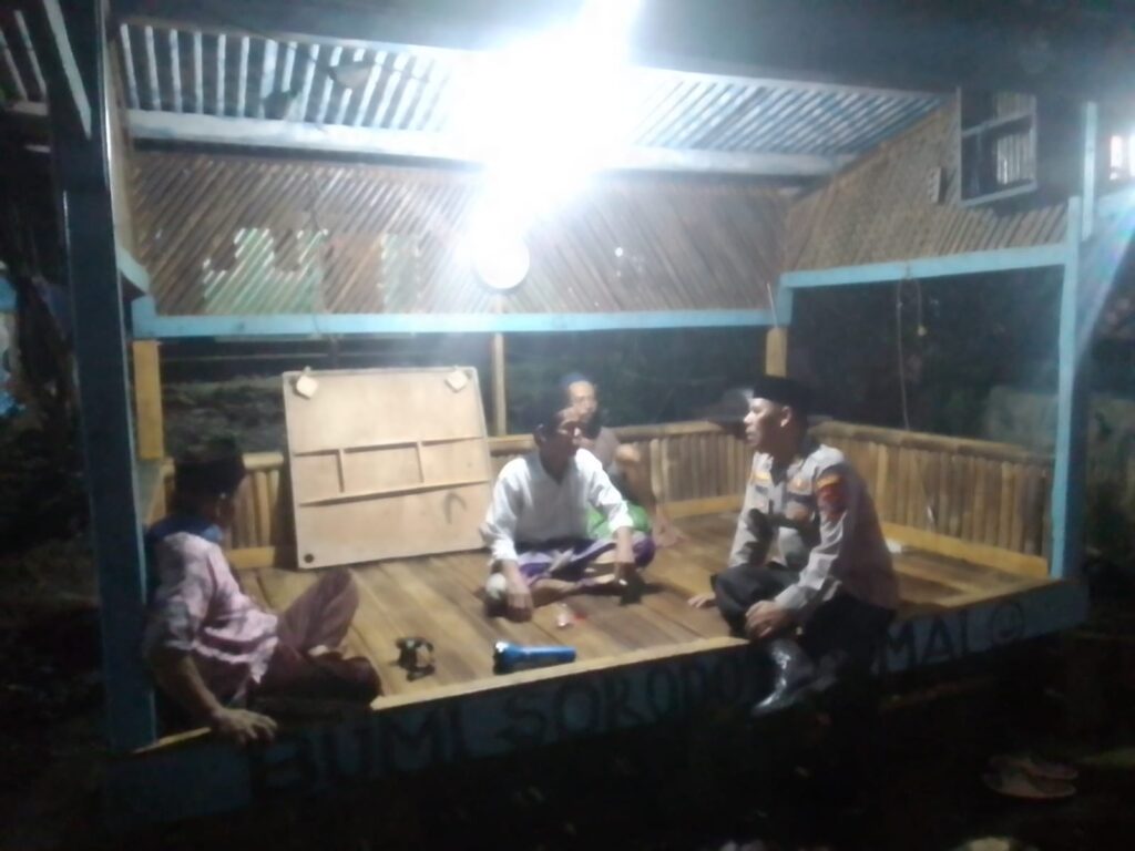 Kapolsek Menes Polres Pandeglang Sambangi Pos Kamling dan Berikan Pembinaan kepada Warga 9 WhatsApp Image 2024 05 04 at 11.08.07