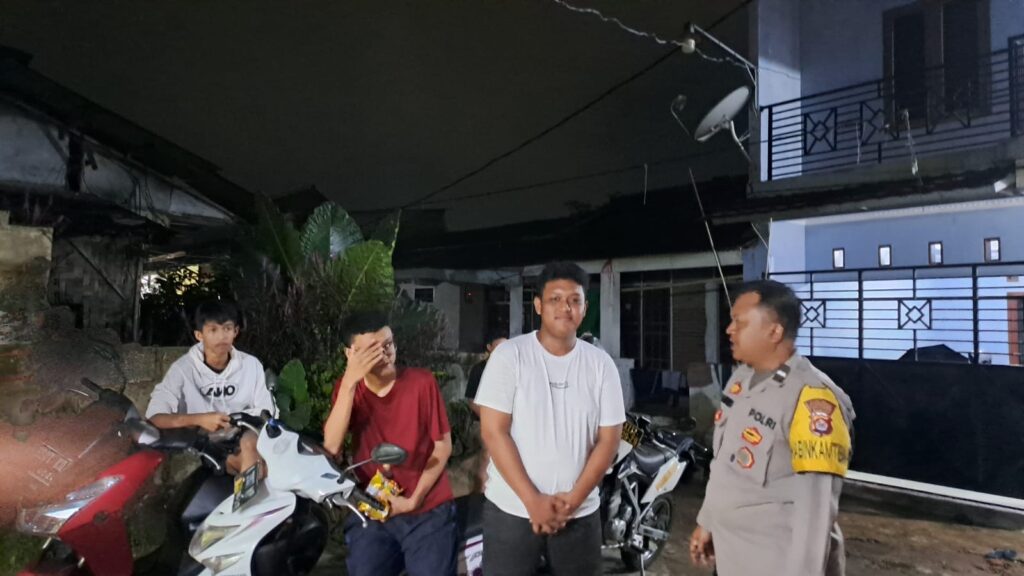 Bhabinkamtibmas Polsek Cadasari Kunjungi Kelurahan Cigadung untuk Mempererat Hubungan dengan Masyarakat 8 WhatsApp Image 2024 05 04 at 11.53.14