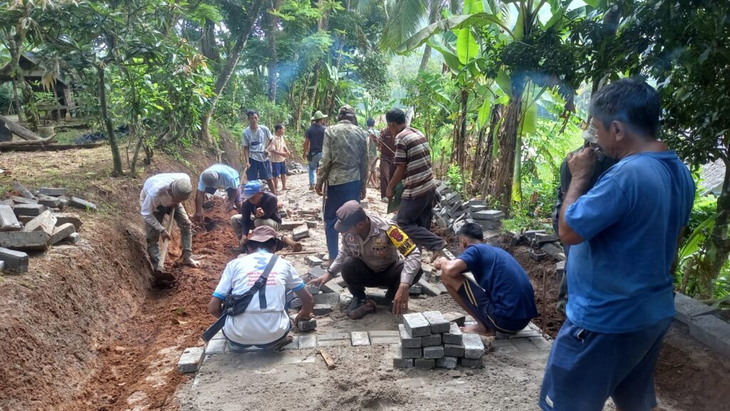 Bhabinkamtibmas Polsek Carita Bersama Warga Gelar Gotong Royong di Desa Cinoyong 6 WhatsApp Image 2024 05 04 at 15.53.08