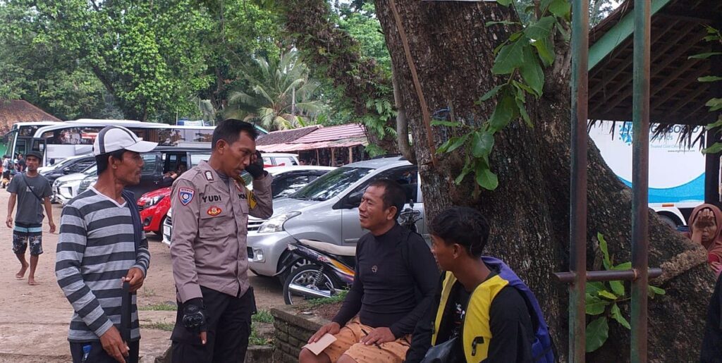Polsek Carita Lakukan Patroli Dialogis dan Himbauan Kamtibmas di Pantai Carita 5 WhatsApp Image 2024 05 04 at 16.46.01
