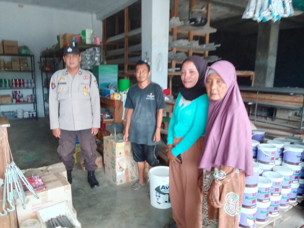 Polsek Cikeusik Intensifkan Patroli Siang Hari untuk Wujudkan Situasi Kamtibmas Aman dan Kondusif 4 WhatsApp Image 2024 05 04 at 19.06.57