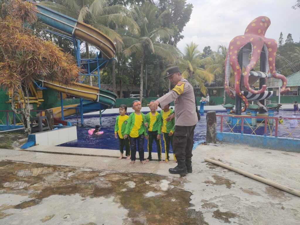 Bhabinkamtibmas Polsek Pandeglang Himbau Pengunjung Obyek Wisata Cas Water Park Cikole 3 WhatsApp Image 2024 05 04 at 20.47.03