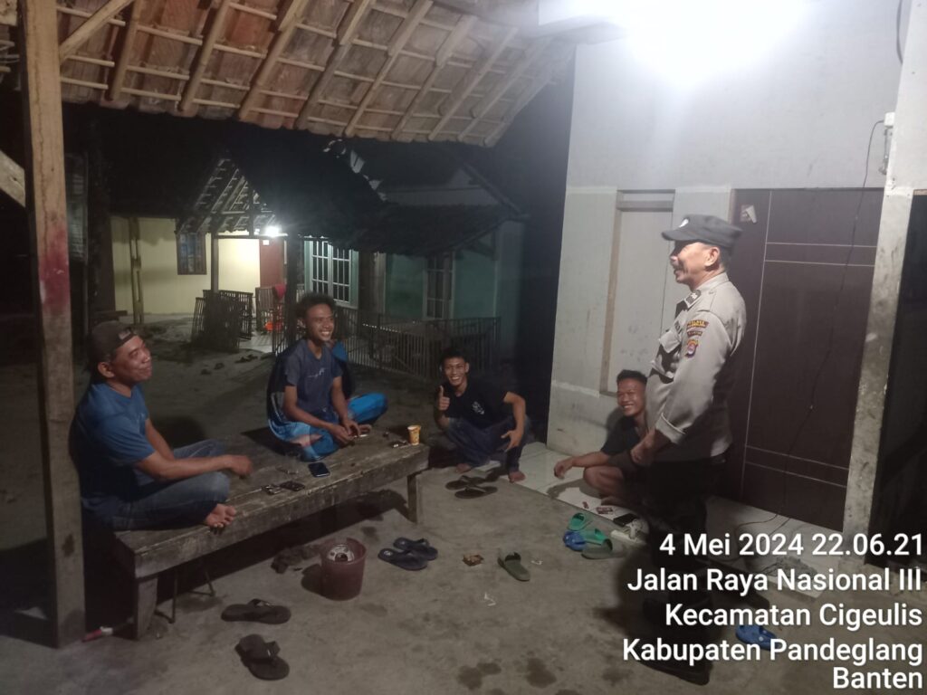 Polsek Cigeulis Polres Pandeglang Rutin Gelar Patroli KRYD untuk Wujudkan Situasi Kamtibmas yang Aman 1 WhatsApp Image 2024 05 05 at 06.36.46