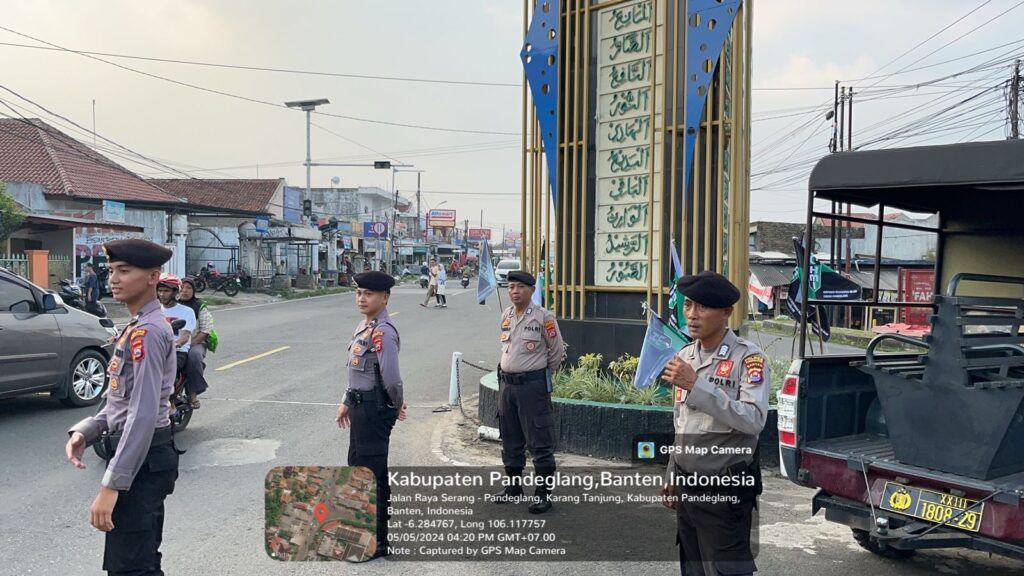 Satuan Samapta Polres Pandeglang Tingkatkan Strong Point Pengaturan Lalu Lintas di Persimpangan Rawan 8 WhatsApp Image 2024 05 05 at 17.52.13
