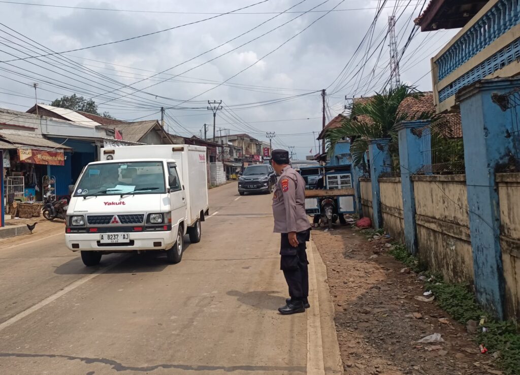 Polsek Bojong Polres Pandeglang Rutin Lakukan Pengaturan Pagi untuk Ciptakan Kondisi Lalu Lintas yang Aman 3 WhatsApp Image 2024 05 06 at 07.02.18