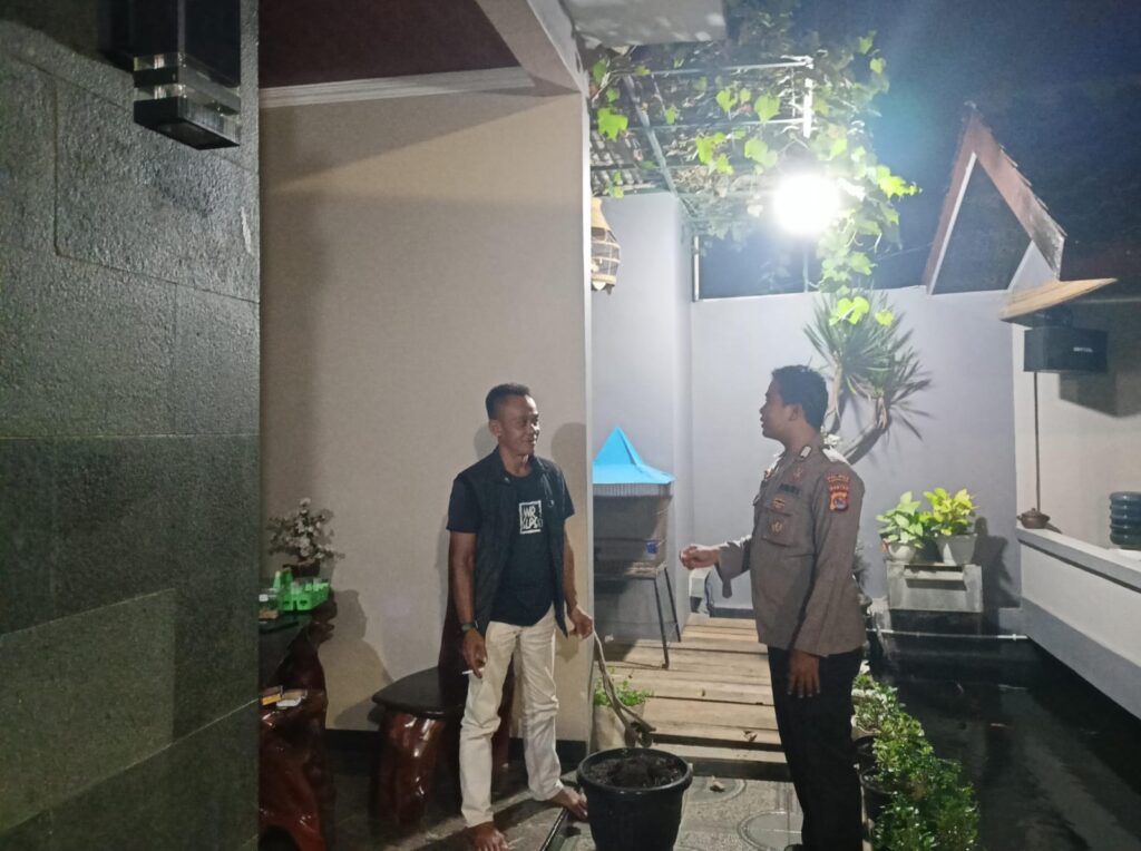 Bhabinkamtibmas Polsek Bojong Polres Pandeglang Terus Dekatkan Polisi dengan Masyarakat Melalui Kegiatan Sambang Warga 4 WhatsApp Image 2024 05 06 at 07.02.55