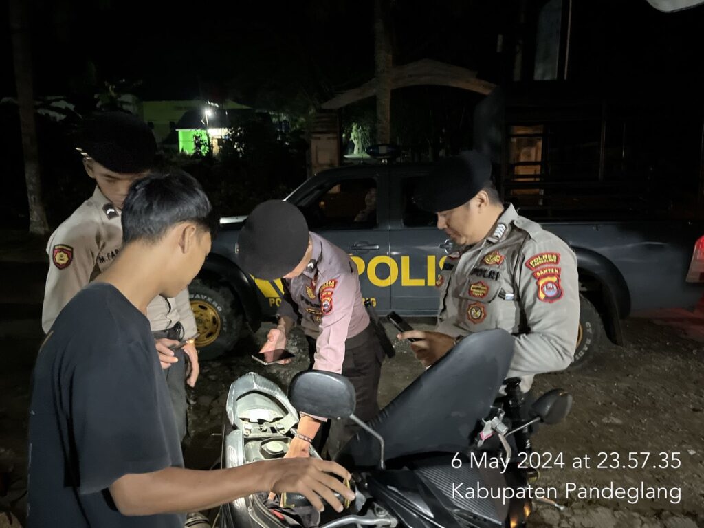 Samapta Polres Pandeglang Lakukan Patroli Malam untuk Ciptakan Situasi Kamtibmas Aman 3 WhatsApp Image 2024 05 07 at 05.29.03
