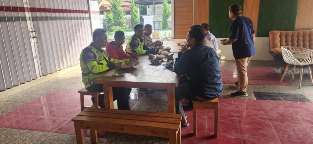 Kasat Lantas Polres Pandeglang Sambangi PWI Pandeglang, Minta Edukasi Tertib Berlalu Lintas Bagi Masyarakat 7 WhatsApp Image 2024 05 08 at 09.37.46