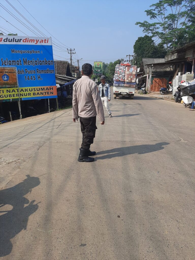 Polsek Bojong Polres Pandeglang Mengatur Lalu Lintas di Jalan Raya Saketi - Malingping 9 WhatsApp Image 2024 05 08 at 09.52.35