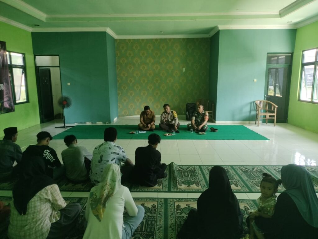 Bhabinkamtibmas Polsek Pandeglang Membina Siswa SMK NU MAARIF Agar Tetap Aman dan Tertib 1 WhatsApp Image 2024 05 08 at 18.16.19