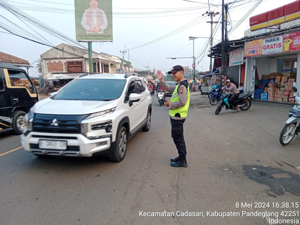 Polsek Cadasari Memastikan Kelancaran Lalu Lintas di Depan Pasar Cadasari 2 WhatsApp Image 2024 05 08 at 18.17.05