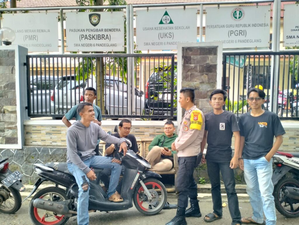 Bhabinkamtibmas Polsek Pandeglang Menjaga Silaturahmi dan Menghimbau Pemuda di Kp Ciekek Lor 3 WhatsApp Image 2024 05 08 at 18.30.30