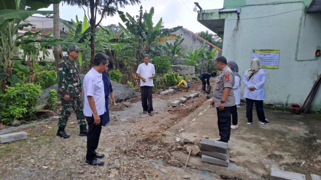 Bhabinkamtibmas Polsek Cadasari, Babinsa, dan Lurah Cigadung Monitor Pembangunan Infrastruktur Jalan 9 WhatsApp Image 2024 05 08 at 20.14.19
