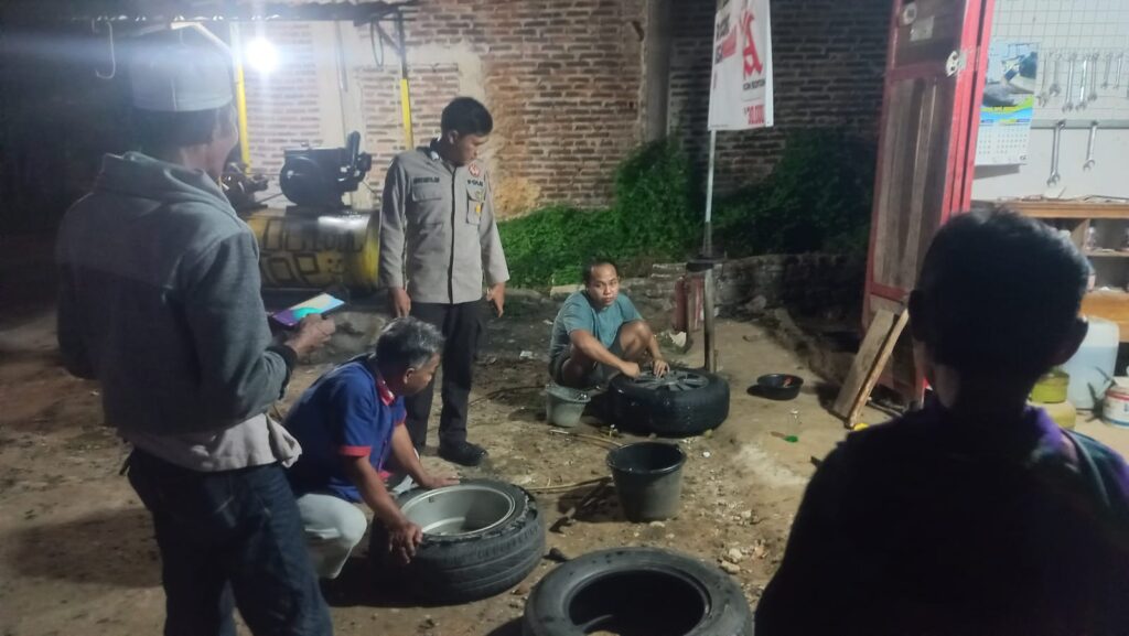 Bhabinkamtibmas Polsek Saketi Jalin Silaturahmi dan Himbau Tingkatkan Kamtibmas di Desa Kadu Dampit 10 WhatsApp Image 2024 05 08 at 22.10.23