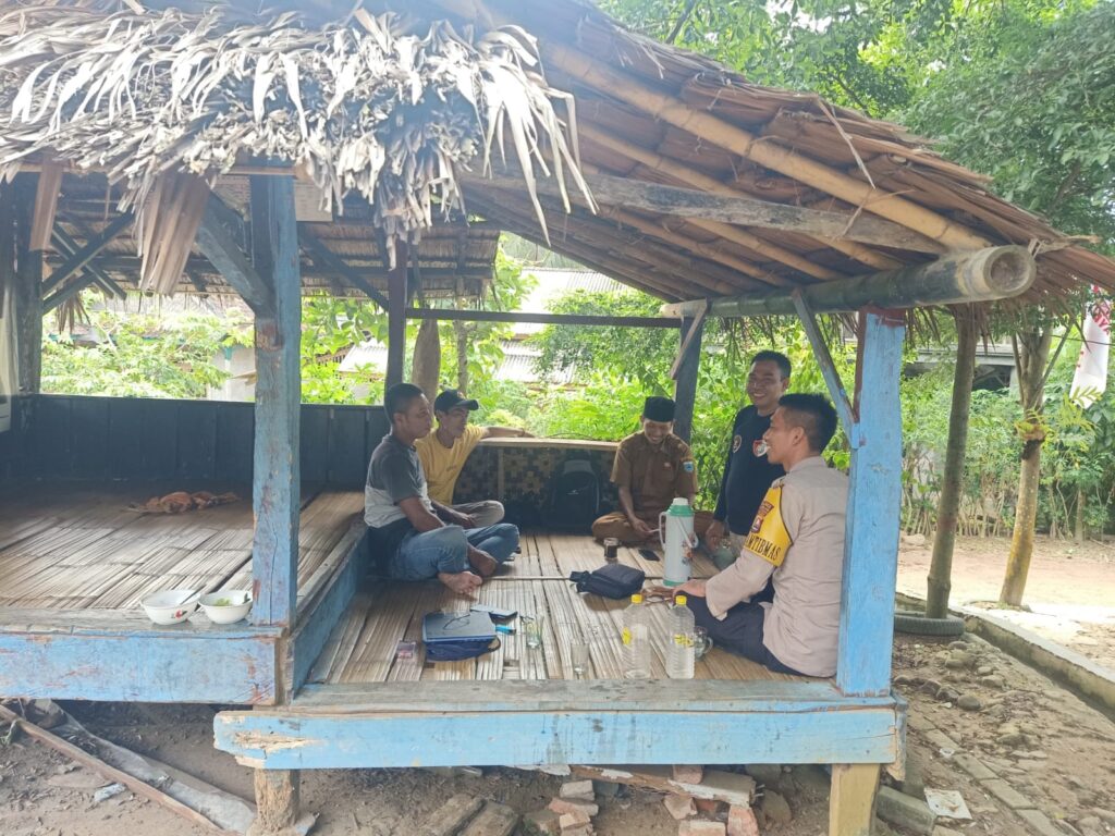 Bhabinkamtibmas Polsek Cimanggu Terus Membangun Silaturahmi dengan Masyarakat 1 WhatsApp Image 2024 05 09 at 00.37.53