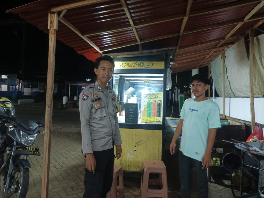 Polsek Cigeulis Gencar Gelar Patroli KRYD Malam Hari untuk Keamanan Masyarakat 4 WhatsApp Image 2024 05 09 at 05.57.42