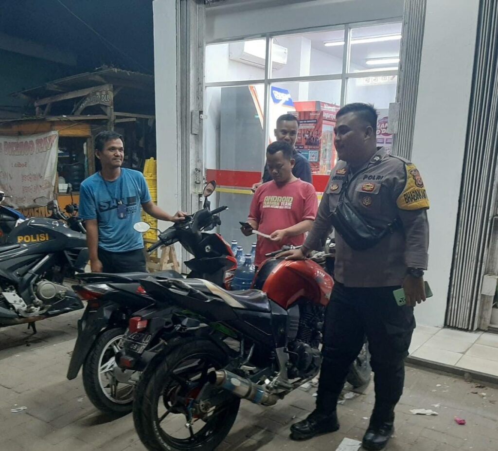 Bhabinkamtibmas Polsek Angsana Polres Pandeglang, Rutin Patroli Malam Jaga Kondusifitas Wilayah 5 WhatsApp Image 2024 05 09 at 07.37.03