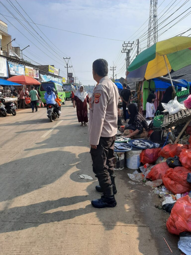 Kapolsek Bojong Polres Pandeglang Berhasil Mengatasi Kemacetan di Pagi Hari 8 WhatsApp Image 2024 05 09 at 09.28.09