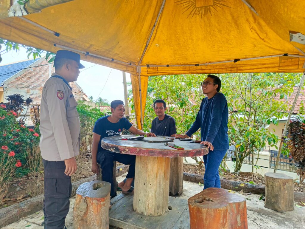 Polres Pandeglang Polsek Cibaliung Jalin Kemitraan dengan Masyarakat melalui Sambang Door to Door 6 WhatsApp Image 2024 05 09 at 13.40.14