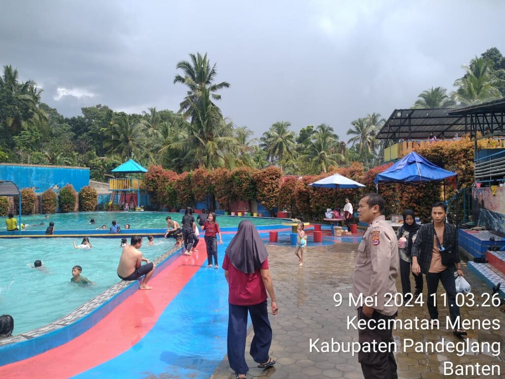 Hari Libur, Polsek Menes Patroli Kolam Renang Dan Beri Himbauan 7 WhatsApp Image 2024 05 09 at 14.18.30