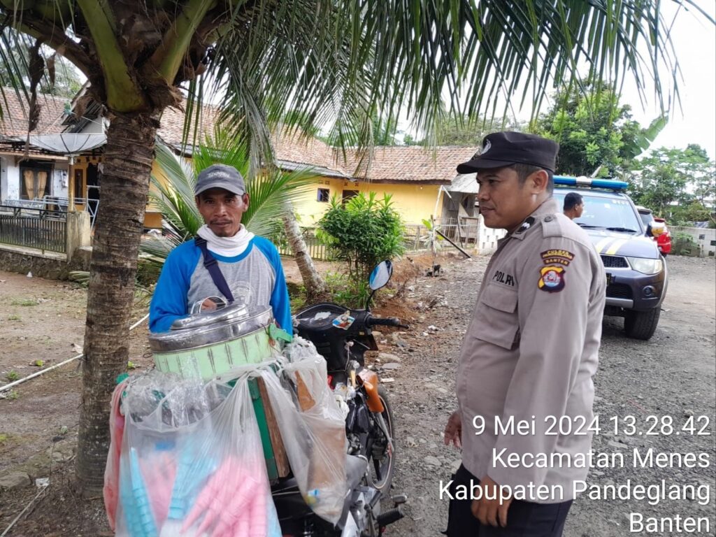 Polsek Menes Sambangi Pedagang Keliling dalam Upaya Meningkatkan Kamtibmas 8 WhatsApp Image 2024 05 09 at 14.20.31