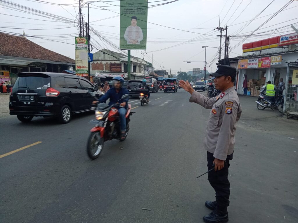 Polsek Cadasari Jaga Kelancaran Lalu Lintas di Depan Pasar Cadasari 2 WhatsApp Image 2024 05 09 at 18.16.22