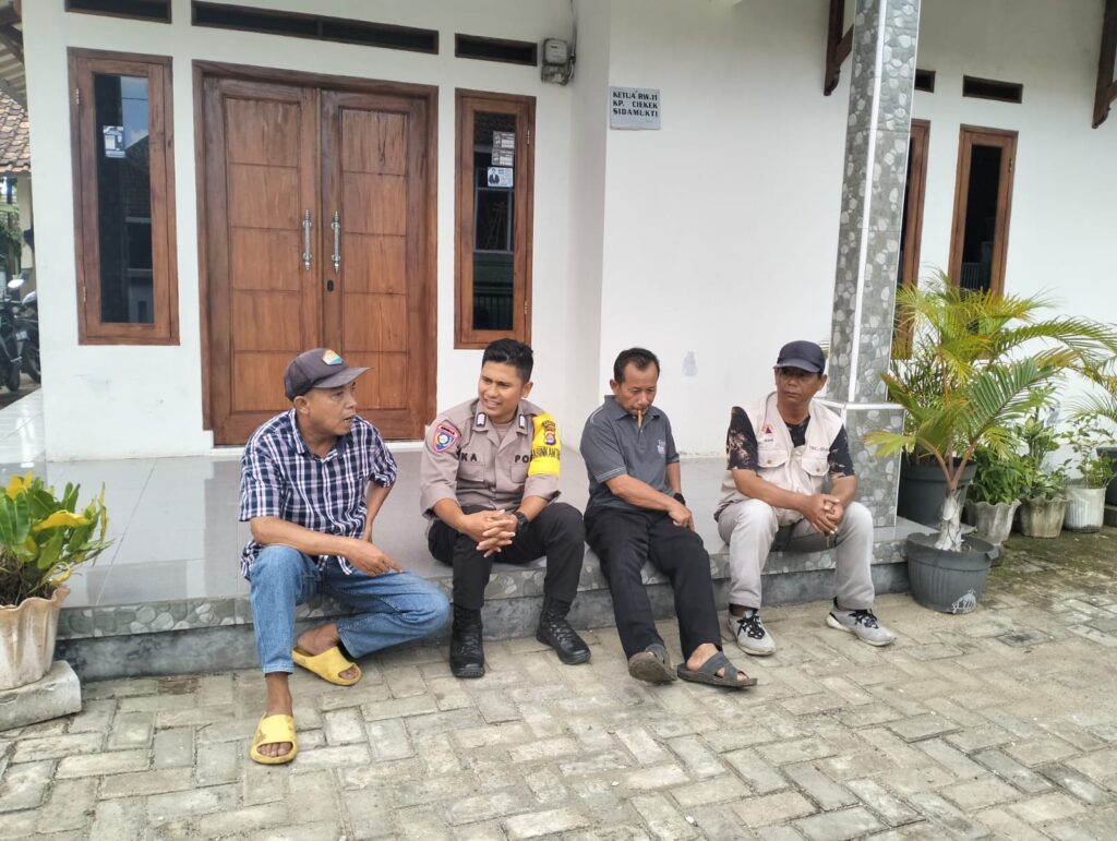 Bhabinkamtibmas Polsek Pandeglang Mantapkan Silaturahmi dengan Ketua RW dan Berikan Himbauan Kamtibmas 5 WhatsApp Image 2024 05 09 at 18.52.51