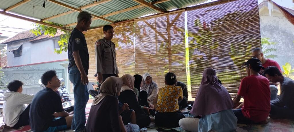 Bhabinkamtibmas Polsek Pandeglang Pantau Kegiatan Pendaftaran Kartu Pra Kerja dan Berikan Himbauan Kepada Masyarakat 6 WhatsApp Image 2024 05 09 at 18.55.40
