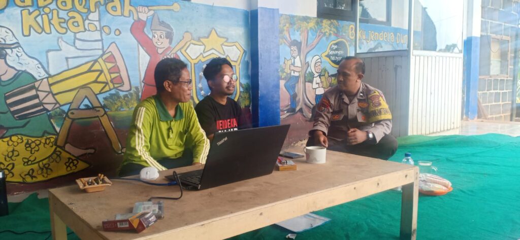 Sambang Silaturahmi Bhabinkamtibmas Polsek Pandeglang ke SMP Al-Fath: Himbauan untuk Menjaga Ketertiban dan Keamanan 7 WhatsApp Image 2024 05 09 at 18.59.03