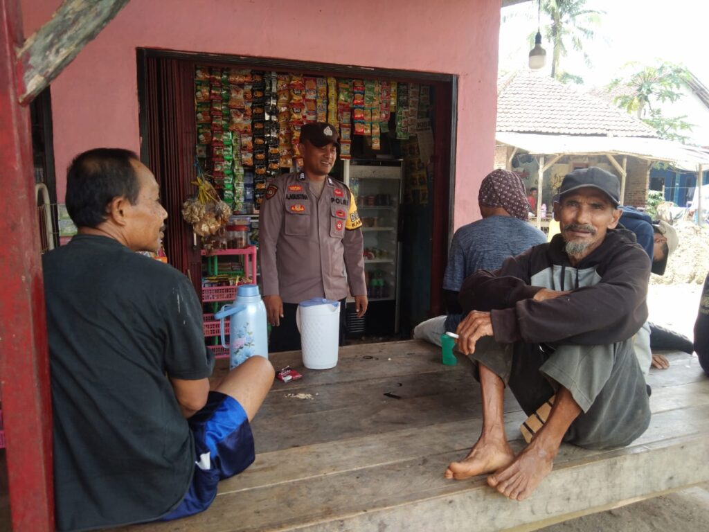 Bhabinkamtibmas Polsek Cimanggu Melaksanakan Sambang Silaturahmi ke Desa Binaan 9 WhatsApp Image 2024 05 10 at 01.45.53