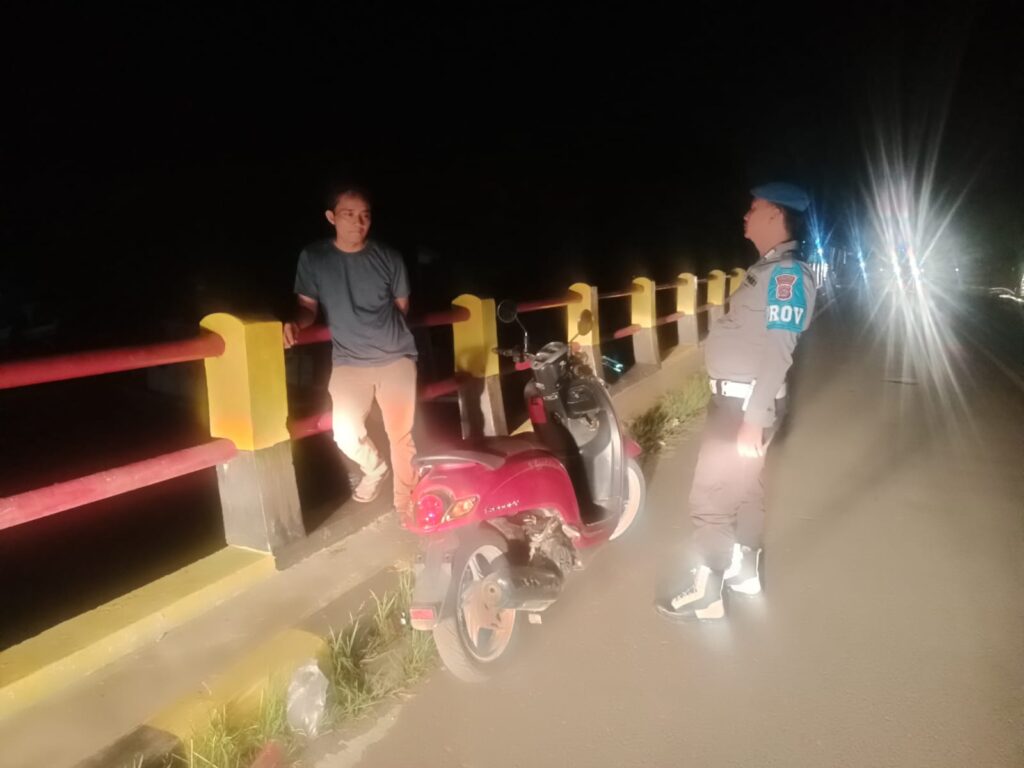 Polsek Cikeusik Lakukan Patroli Malam untuk Ciptakan Situasi Kamtibmas yang Aman 9 WhatsApp Image 2024 05 10 at 02.00.53