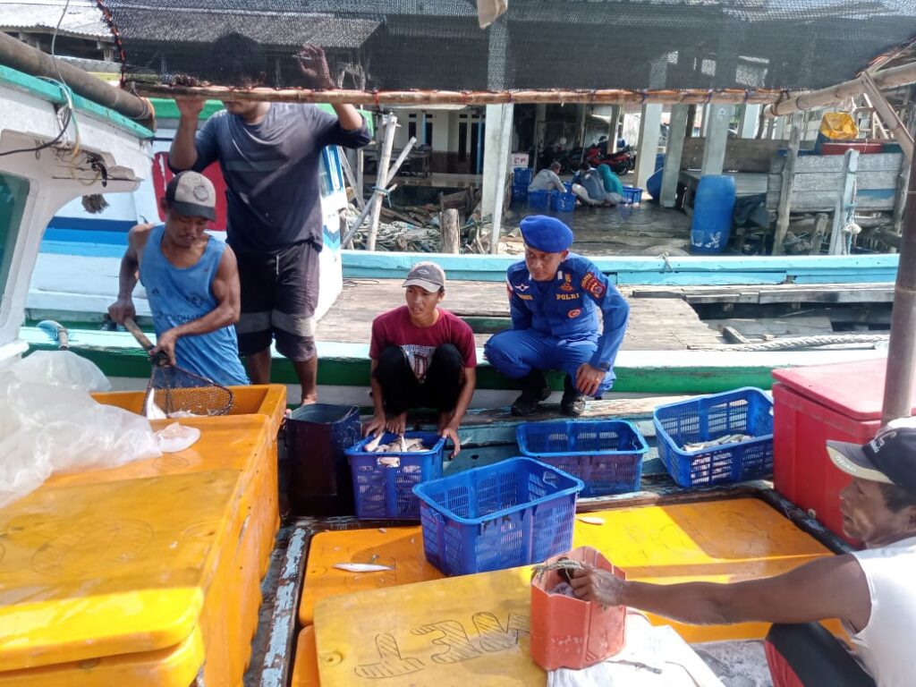 Satpolair Polres Pandeglang Sambangi Nelayan Panen Ikan 8 WhatsApp Image 2024 05 10 at 10.21.09