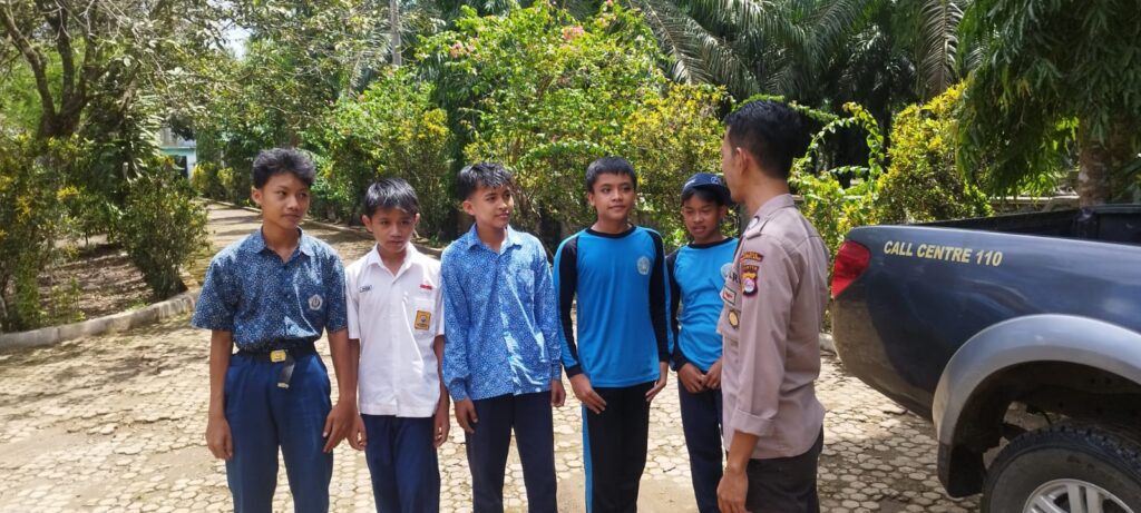 Bhabinkamtibmas Polsek Bojong Polres Pandeglang Berinteraksi Langsung dengan Siswa SMP 4 WhatsApp Image 2024 05 10 at 16.16.32