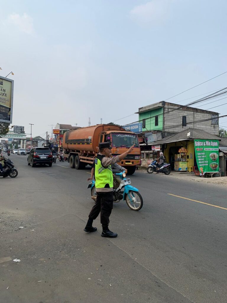 Polsek Cadasari Memastikan Kelancaran dan Keselamatan Lalu Lintas di Depan Pasar 1 WhatsApp Image 2024 05 10 at 17.14.08