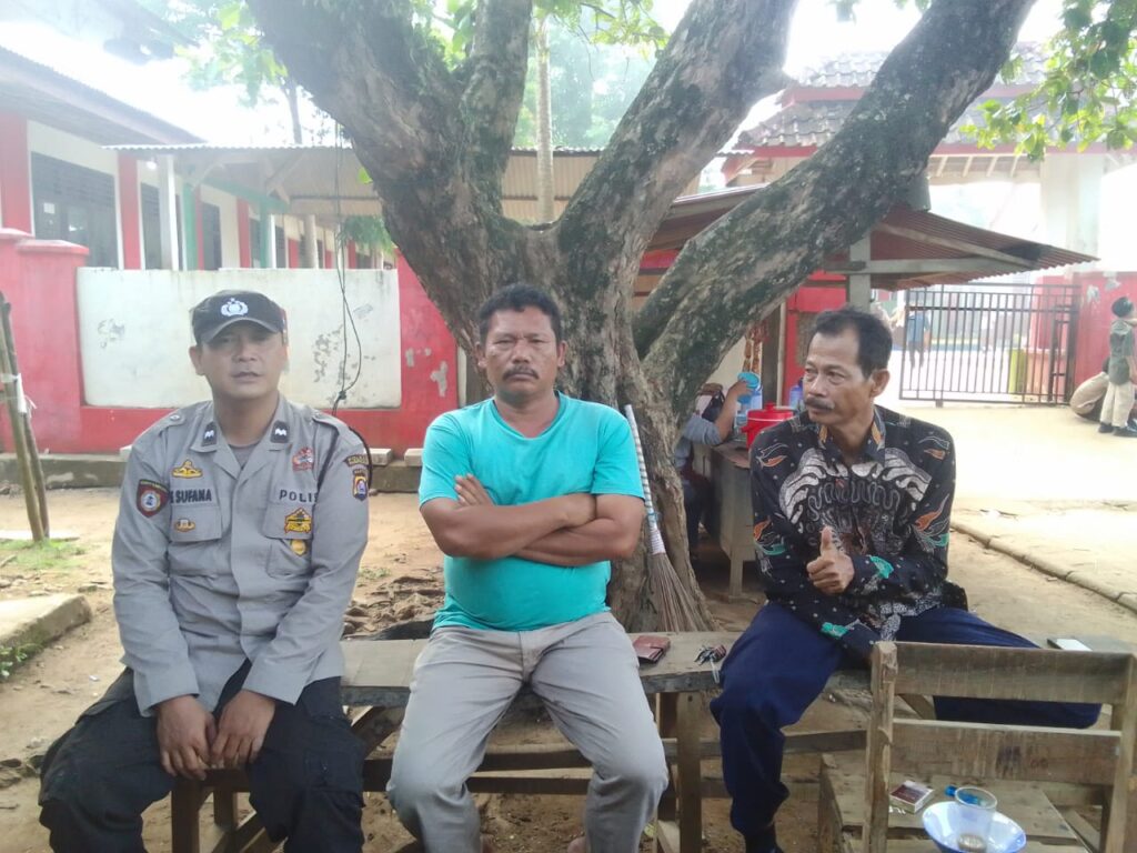 Polsek Cikeusik Gelar Kegiatan Patroli, Sambang, dan Himbauan Kamtibmas untuk Situasi Aman dan Kondusif 2 WhatsApp Image 2024 05 10 at 18.33.20