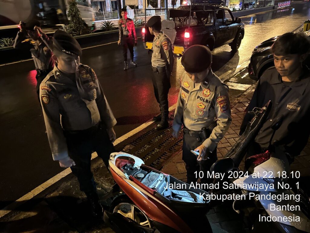 Patroli Malam Akhir Pekan Satuan Samapta Polres Pandeglang untuk Mencegah Gangguan Kamtibmas 8 WhatsApp Image 2024 05 11 at 04.04.01