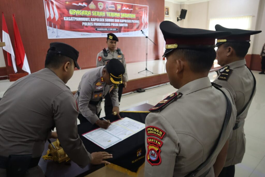 Kapolres Pandeglang Pimpin Upacara Serah Terima Jabatan Kapolsek dan Kasat Pamobvit 6 WhatsApp Image 2024 05 11 at 09.05.47