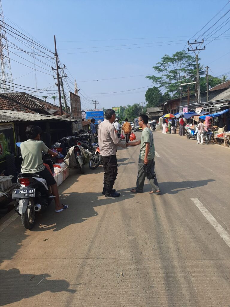Kapolsek Bojong Polres Pandeglang Gelar Kegiatan Pengaturan Lalulintas di Pasar Bojong 2 WhatsApp Image 2024 05 11 at 11.49.47