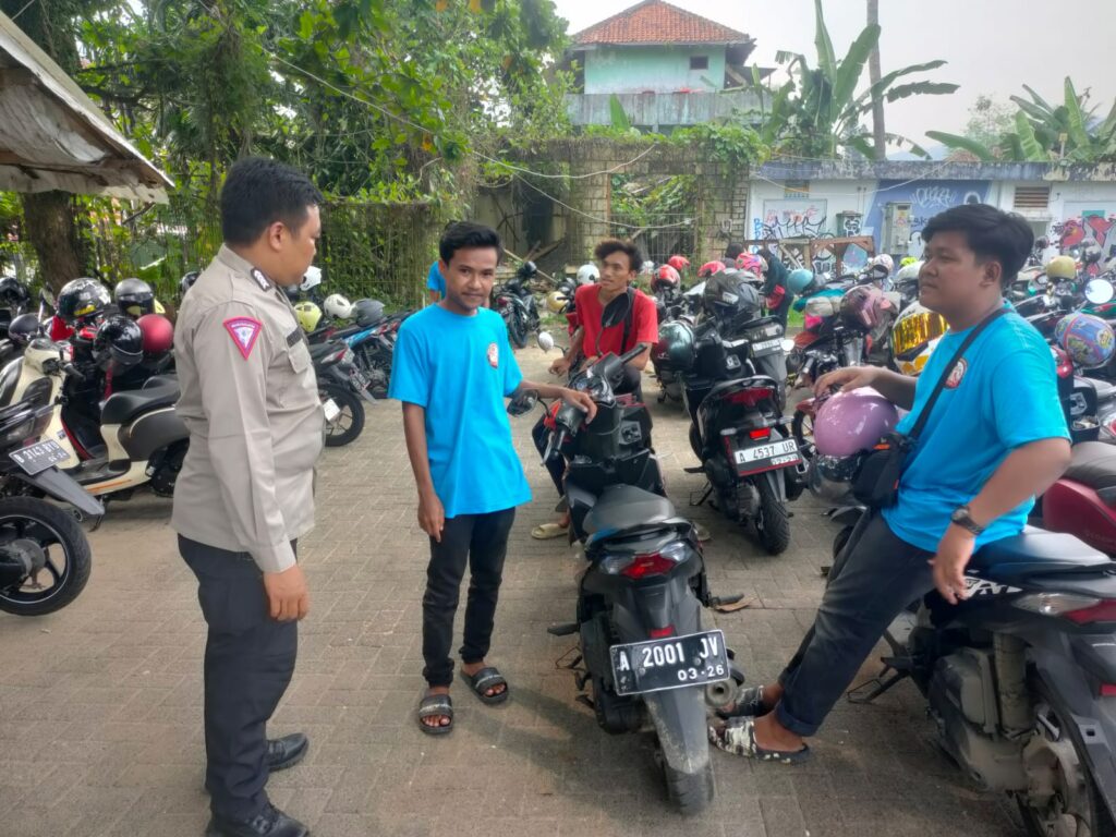 Personel Polsek Carita Lakukan Patroli dan Himbauan di Pantai untuk Menjaga Situasi Kamtibmas Selama Liburan 1 WhatsApp Image 2024 05 11 at 19.14.38