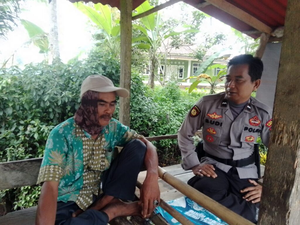 Polsek Pulosari Polres Pandeglang Maksimalkan Kegiatan KRYD dengan Metode Patroli Dialogis 8 WhatsApp Image 2024 05 11 at 23.53.30