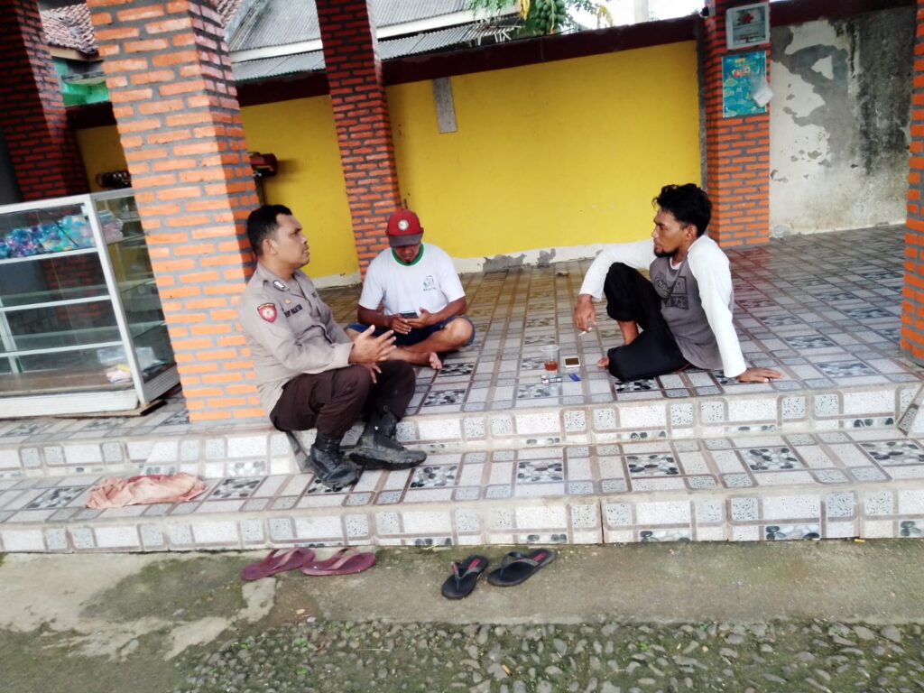 Polsek Pulosari Polres Pandeglang Melaksanakan Kegiatan Sambang Door to Door untuk Mempererat Hubungan dengan Masyarakat 9 WhatsApp Image 2024 05 11 at 23.53.43