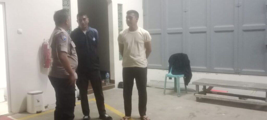 Bhabinkamtibmas Polsek Cadasari Sigap Lakukan Pengecekan Terhadap Satpam Toko untuk Jaga Keamanan Lingkungan 3 WhatsApp Image 2024 05 12 at 08.15.55
