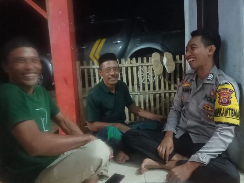 Polsek Cigeulis Gelar Patroli KRYD untuk Ciptakan Situasi Kamtibmas yang Aman 4 WhatsApp Image 2024 05 12 at 08.22.58