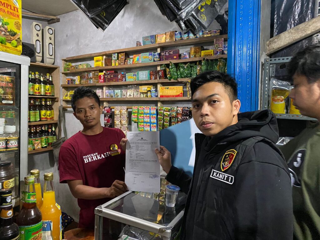 Tim Patroli Polres Pandeglang Gencar Melakukan Operasi Penyakit Masyarakat, Puluhan Botol Miras Disita 8 WhatsApp Image 2024 05 12 at 09.35.58