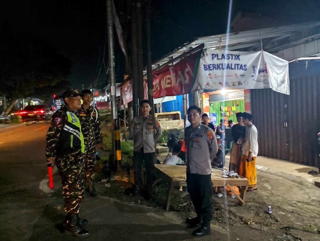 Polsek Cimanuk Lakukan Patroli Malam, Berikan Himbauan untuk Ciptakan Lingkungan Aman dan Kondusif 6 WhatsApp Image 2024 05 13 at 00.06.44
