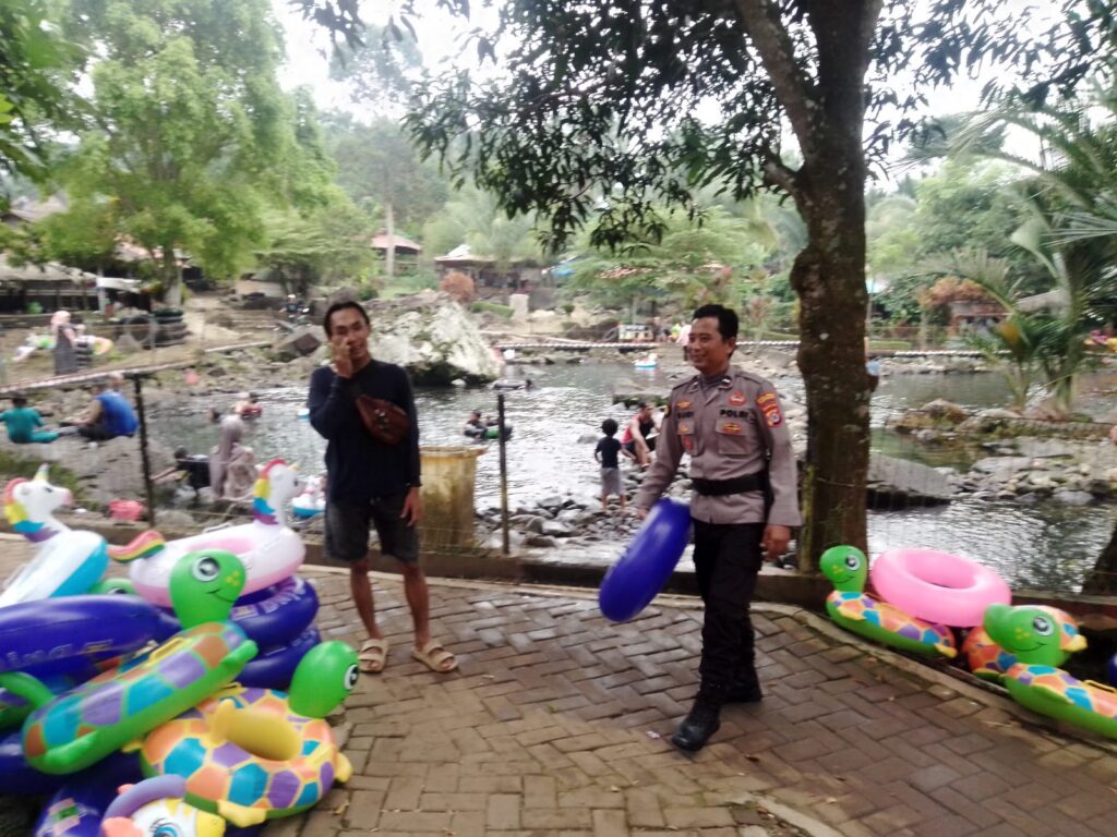 Polsek Pulosari Lakukan Pengamanan di Objek Wisata Kolam Renang Citaman Batu dan Kolam Renang Sanur 7 WhatsApp Image 2024 05 13 at 00.10.35