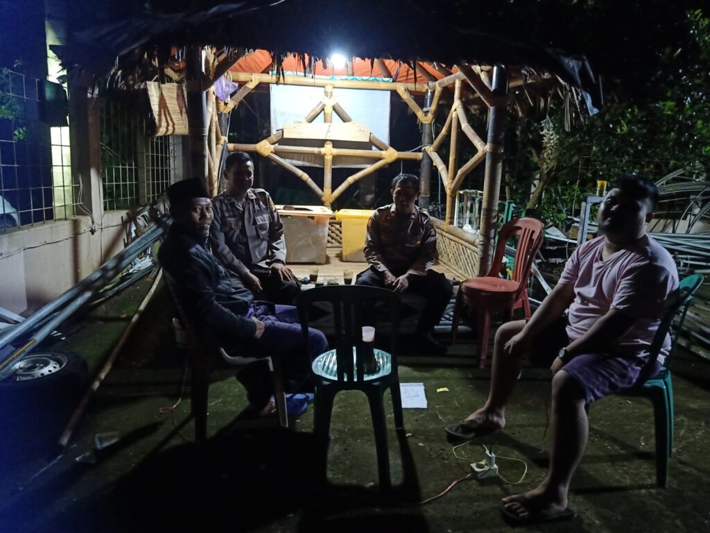 Kanit Binmas Polsek Cadasari Melakukan Sambang Malam untuk Tingkatkan Keamanan dan Hubungan dengan Masyarakat 10 WhatsApp Image 2024 05 13 at 01.51.52