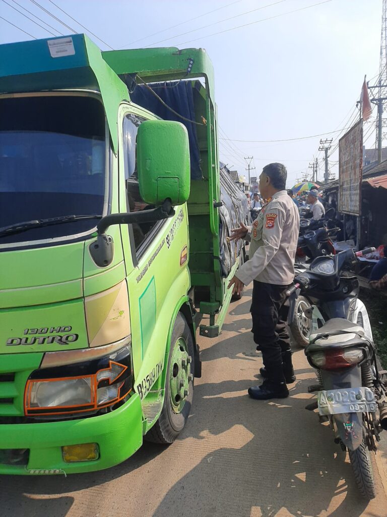 Polsek Bojong Polres Pandeglang Maksimalkan Gatur Lalin di Jalan Raya Saketi-Malimping 3 WhatsApp Image 2024 05 13 at 11.23.29