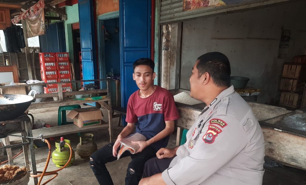 Bhabinkamtibmas Polsek Bojong Sambangi Warga untuk Mewujudkan Situasi Kondusif 4 WhatsApp Image 2024 05 13 at 12.44.44